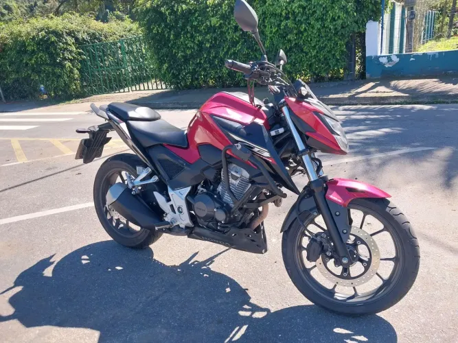 Vendo Cb300f Twister abs Moto de garagem ta sem Moto realize seu sonho 