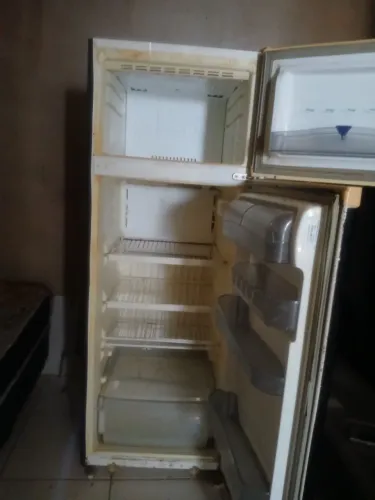 Geladeira funcionando perfeitamente 300 reais *