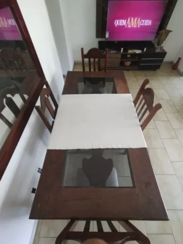 Mesa maciça 6 lugares,conservada pra muitas gerações!