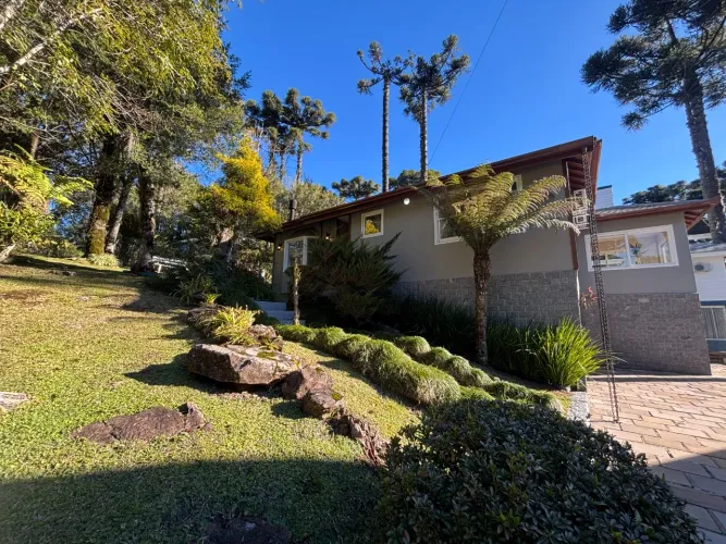 CASA MOBILIADA DE 3 DORMITÓRIOS Á VENDA EM BAIRRO ARBORIZADO EM CANELA