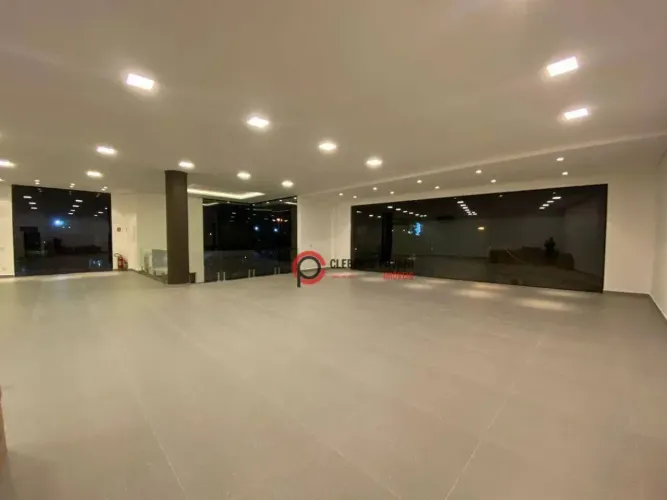 Prédio comercial com 3 pavimentos integrados na Av Giseke Constantino