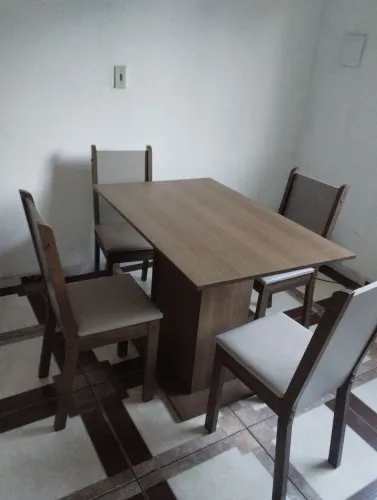 Vendo mesa com cadeiras