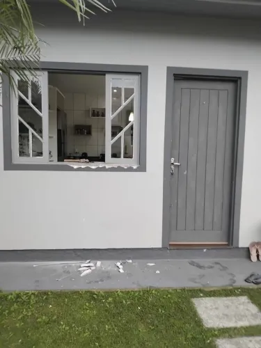 Vendo 2 janelas e 1 porta
