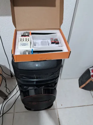 Caixa de som acompanha microfones semi novo e 4 bateria