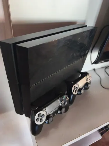 Playstation 4 desbloqueado 2 controles e jogos na memória e garantia ! Aceito cartão!