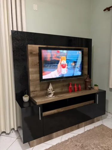 Rack com Painel para TV Preto e Amadeirado - Excelente Estado