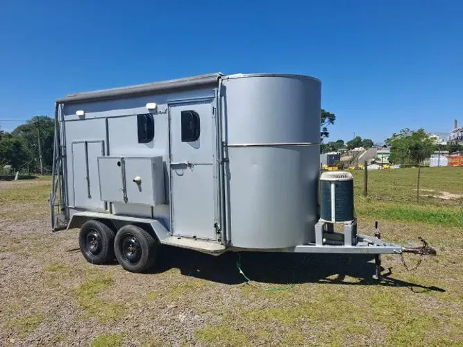REBOQUE 2 CAVALOS ANO 2023/ 2023 TRAILLER