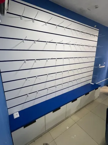 Painel canaletado con ganchos incluídos acompanha as gavetas