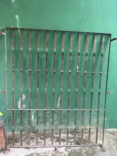 Grade de ferro + janela de madeira