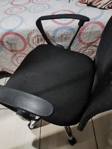 Cadeira confortável e resistente. Ideal para trabalho ou estudos.