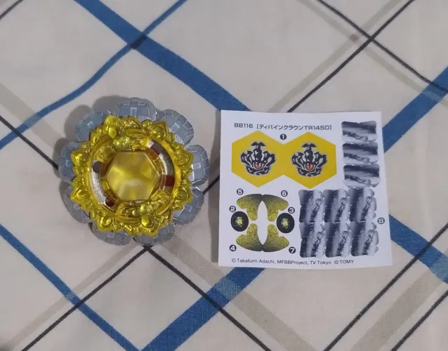 Beyblade Divine Crown TR145D com adesivos - Metal Fight Beyblade, Takara Tomy 