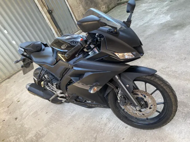 Moto Yamaha R15 2024