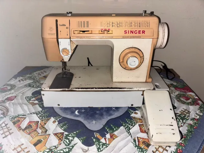 Máquina de Costura Singer Facilita 43 com Pedal e Gabinete