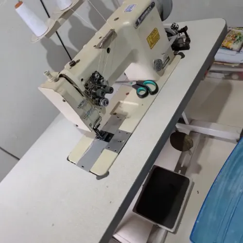 Máquina pespontadeira tbem faço troca por uma máquina ombro a ombro ponto corrente