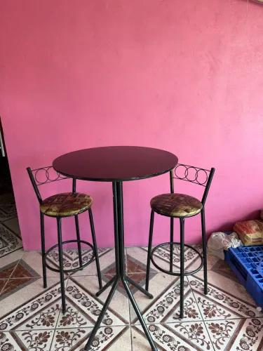Conjunto duas banquetas e uma mesa