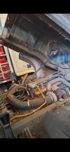 Motor Cummins ISB 6CC 250 CV com embreagem e câmbio.