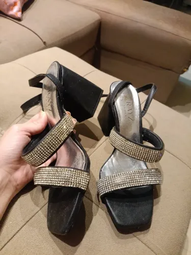 Sandália Salto Bloco Preto com Tiras de Strass - Rayz Shoes (Usada 1x)
