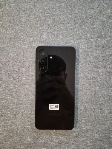 Vendo Celular Seminovo Samsung Galaxy A26, 5G, 256GB de armazenamento e 8GB de RAM.