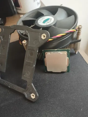 intel i3 8100 com cooler (fan) funcionando 100%