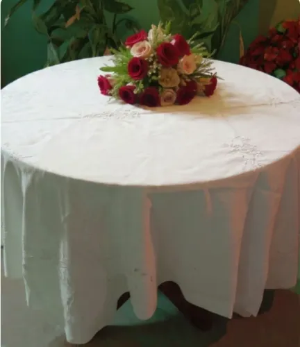 Vendo  uma toalha em linho na cor branca bordada 1,30 serve para mesa redonda ou quadrada.