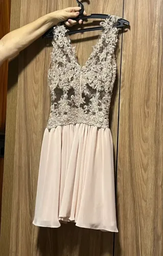 Vestido curto de renda e chiffon