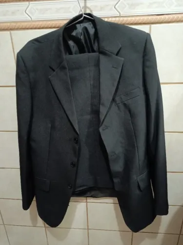 Paletó e calça . Preto 42 calça paletó 48 100% Poliéster.