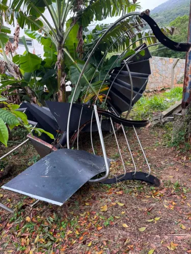 Escada caracol metálica com corrimão 2,8m