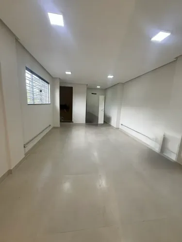 Alugo salas comerciais na Arterial 18