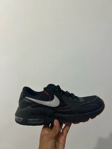 Nike Air Max Excee "Bred" Preto Metálico Prata Vermelho Masculino 