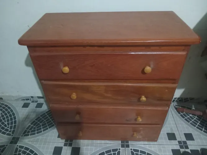 Vende-se comoda de madeira maciça 