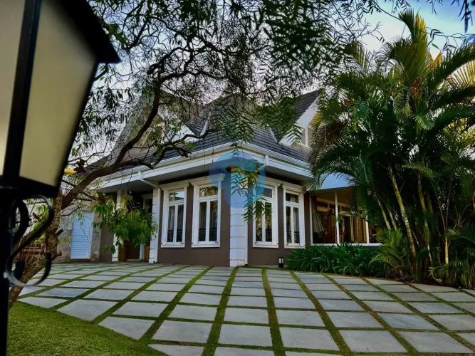 CASA COM 4 SUÍTES, PISCINA E 1.200 M² DE TERRENO