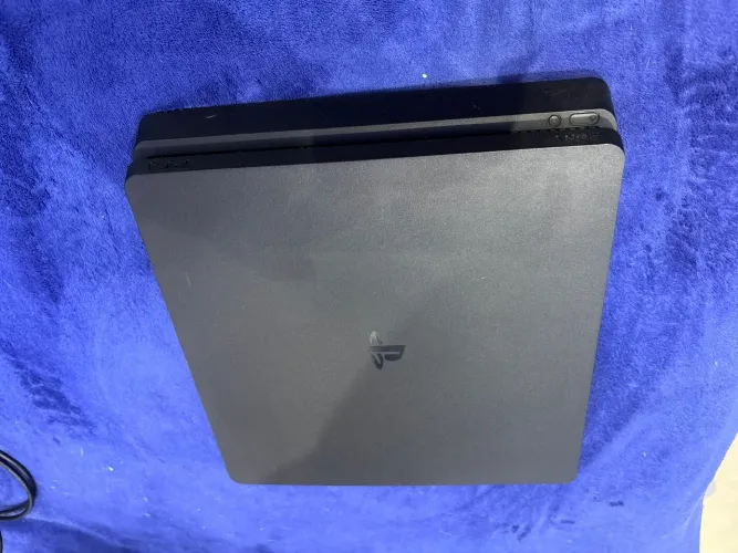 Playstation 4, cabos, dois controles e dois jogos 