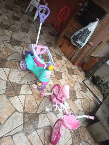 Vende se triciclo e bicicleta