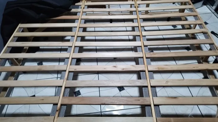 Cama de casal madeira de boa qualidade!
