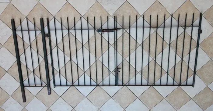 Portão de ferro pivotante duas folhas (1,35m e 1,13m) e lateral fixa (54 cm), altura 1,20m