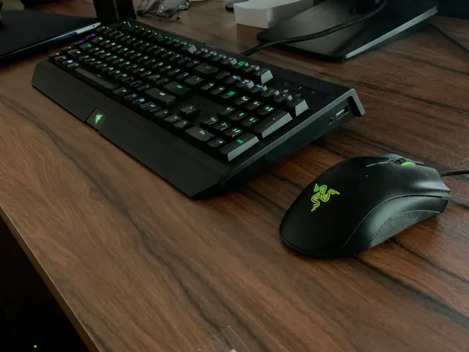 Kit Gamer RAZER com Teclado e Mouse