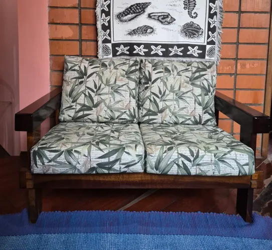 Vendo conjunto de sofás ,um aparadouro *TODOS MADEIRA MACIÇA * TBN VENDO AVULSO