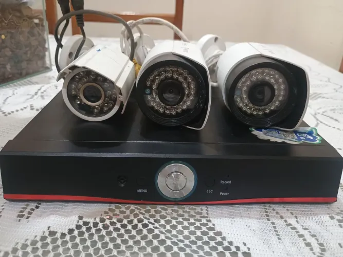 KIT CFTV DVR 4Ch + 3 Câmeras Infra (Desapego)