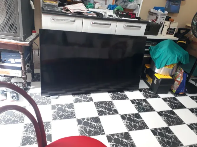 Vender tevê, com display trincado.