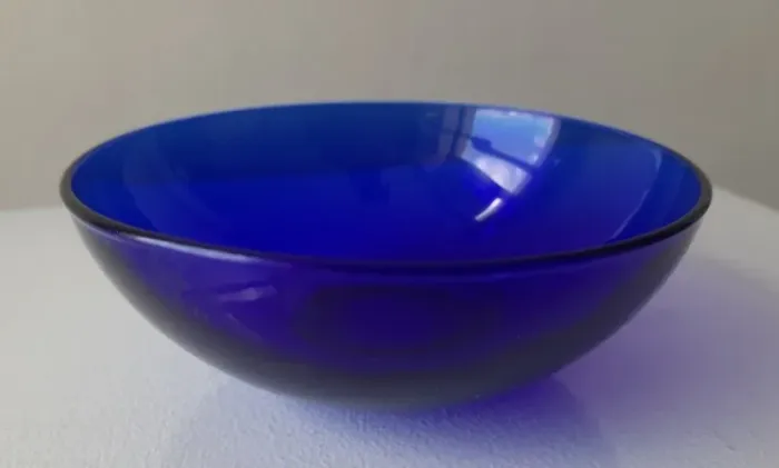 Petisqueira antiga em vidro azul cobalto 5cm alt x 14cm dia