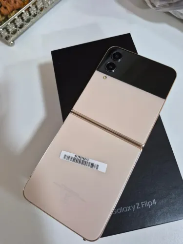 Z FLIP 4 PARA RETIRADA DE PEÇAS 1 ANO DE USO