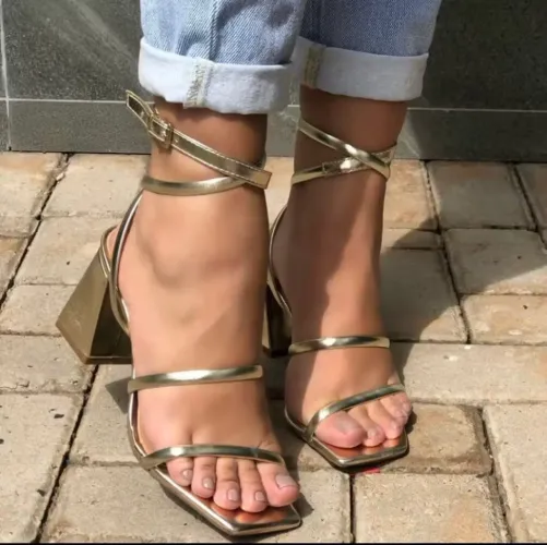 Sandalia para festa dourada