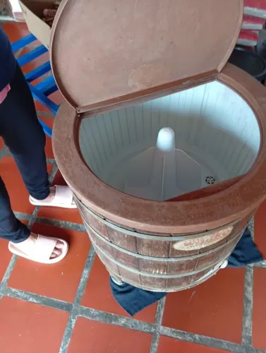 Máquina de lavar roupa de madeira