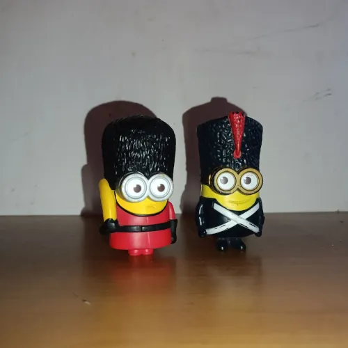 2 Minions Raros Bonecos da França e Inglaterra