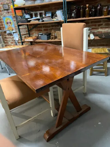 Mesa de Madeira - Compacta, Resistente e Estilo Clássico com duas cadeiras