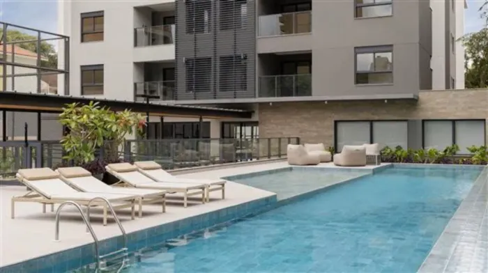 Apartamento de 3 quartos com suíte e 2 vagas na Zona 07 de Maringá-PR: espaço amplo e conf