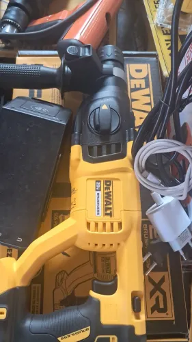 Martelete a bateria dewalt novo sem uso DCH263