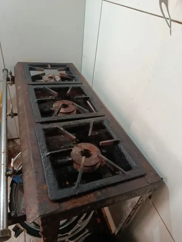 Fogão industrial funcionando três bocas