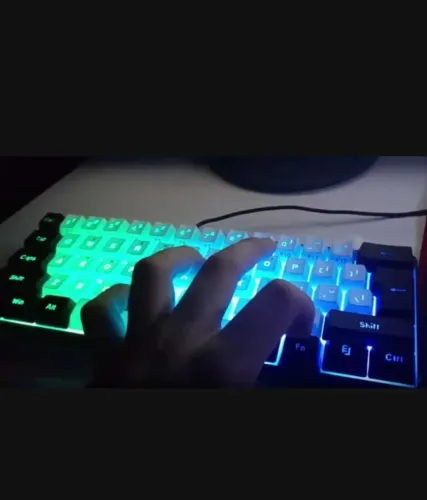 Teclado Gamer Mecânico 61 Teclas RGB