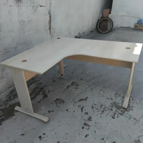 Mesa de escritório formato L semi novo